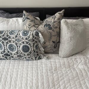 Elegant Floral and Patterned Pillow Set in Blue and Grey